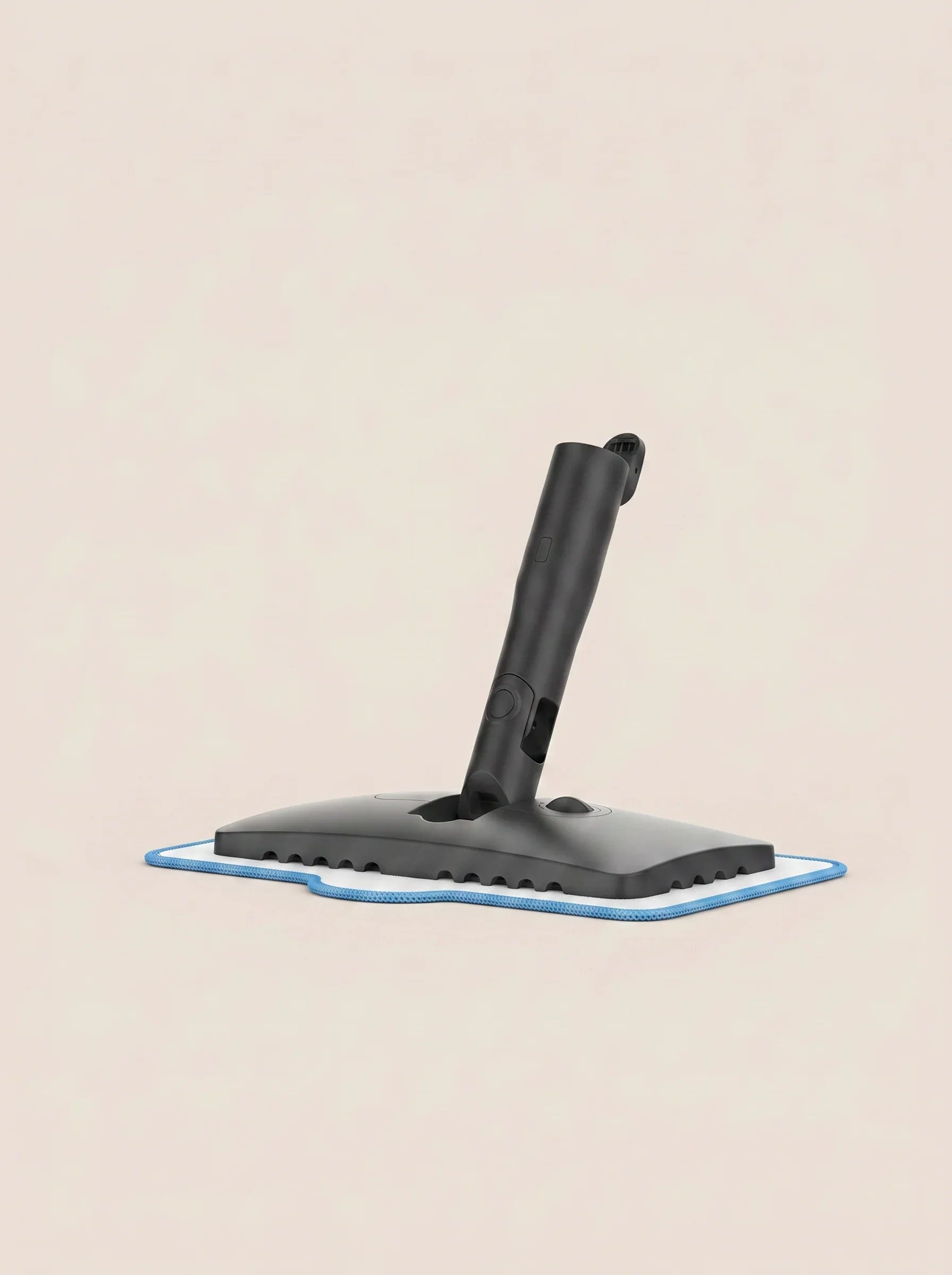 Zwarte vloerborstel met een blauw-witte dweildoek op een neutrale achtergrond.